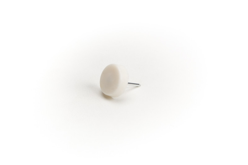 Plastic pad Ø15mm, hammered, white, with nail